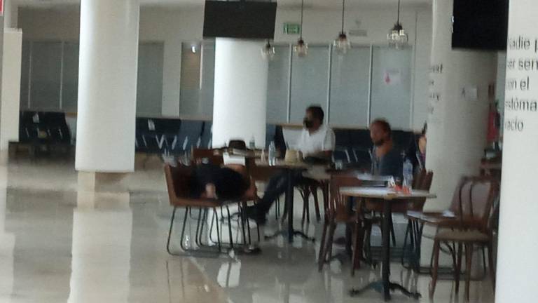 Turistas se quedan a dormir en el Aeropuerto Internacional de Mazatlán
