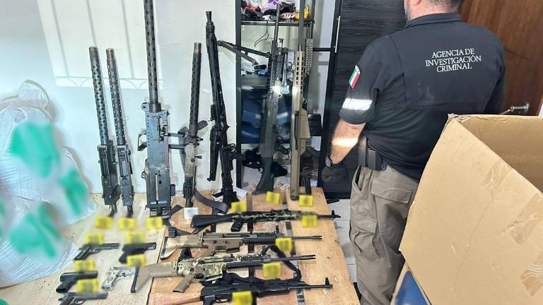 Autoridades aseguraron armas y drogas en un domicilio de Culiacán.