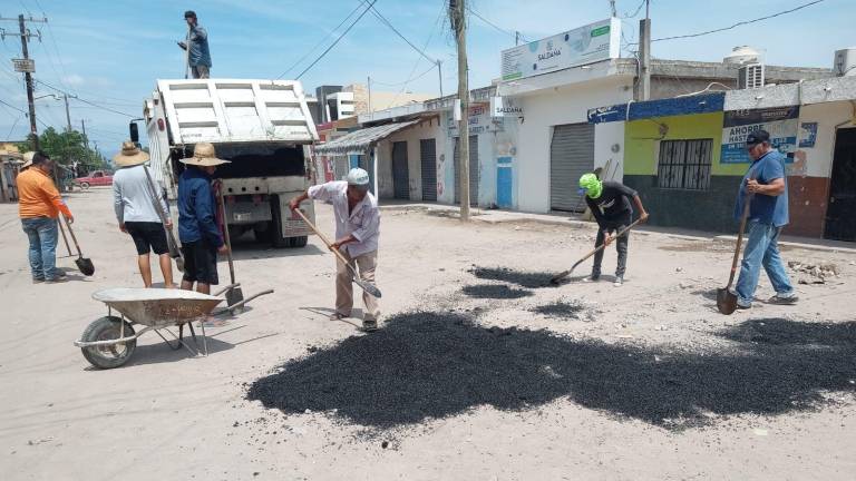 Trabajadores llevaron a cabo labores de bacheo este martes y miércoles en la calle Morelos, de Isla del Bosque, Escuinapa.