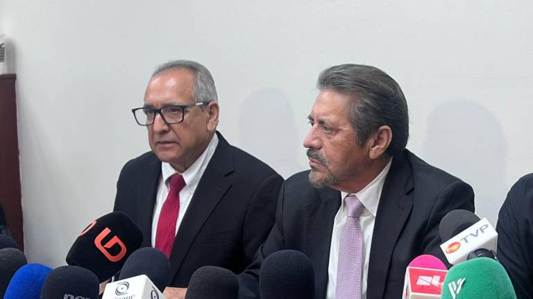 Ambrocio Chávez Chávez, a la izquierda, señala que la Comisión de Hacienda del Congreso de Sinaloa revisa solicitud de pensión de ex jefe policíaco.