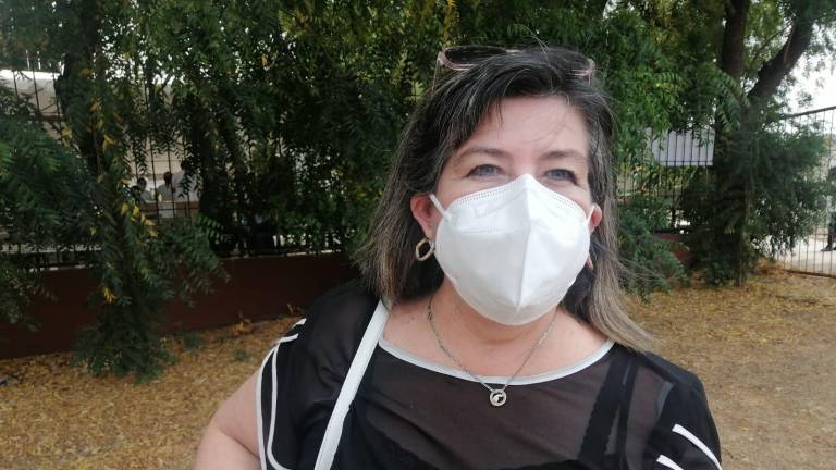 Maestra Irma Arreola, tras recibir la unidosis de la vacuna contra el Covid-19.
