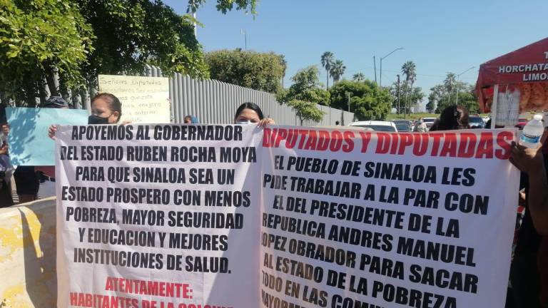 Entre manifestantes arriba Rocha Moya al Congreso de Sinaloa, para el inicio de nueva legislatura
