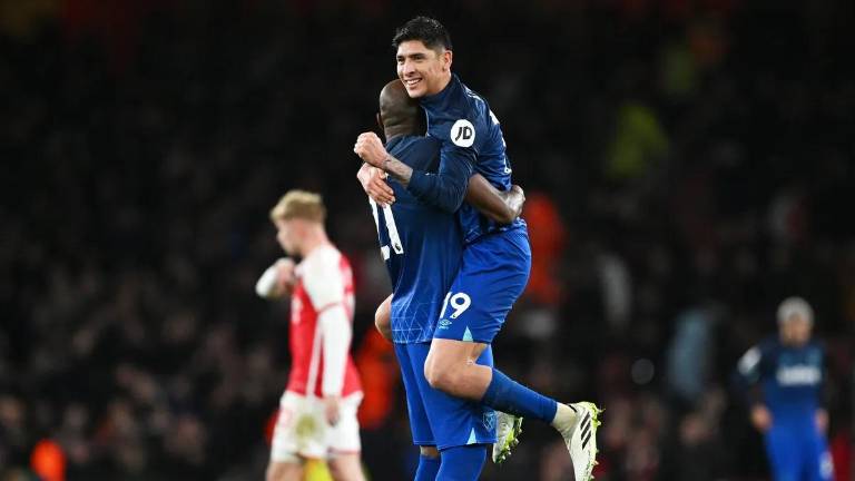 Edson Álvarez celebra el triunfo de su equipo.