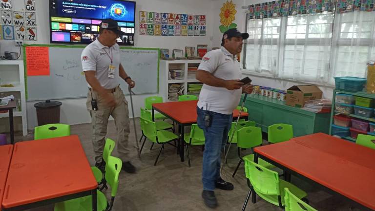 Protección Civil aseguró una serpiente hallada dentro de un salón del kínder Moisés Sáenz, en Los Mochis.