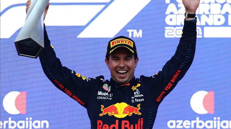 ‘Checo’ Pérez lleva a Red Bull el trofeo ganado en Azerbaiyán y advierte que ‘va por más’