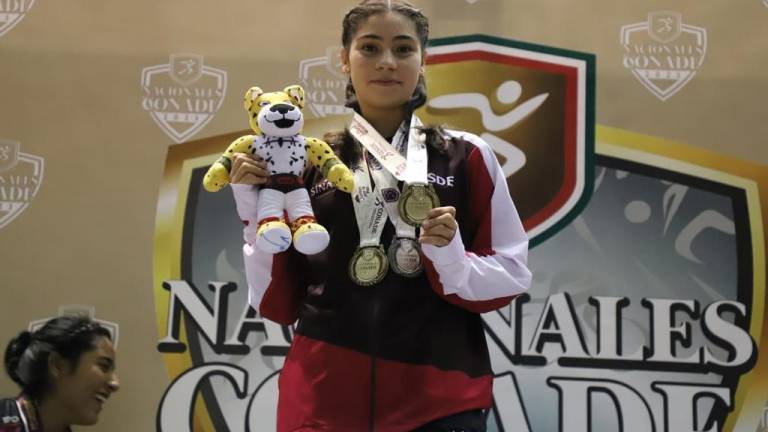 Yamileth Rivas Ríos luce sus tres medallas.