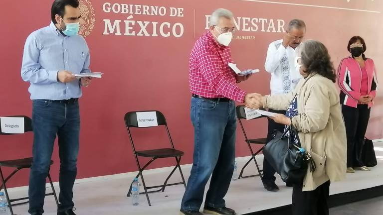 El Gobernador del estado Rubén Rocha Moya, realizó la entrega en las canchas deportivas del Centro Cívico Constitución.
