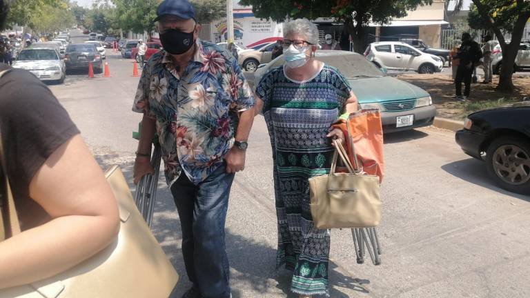 Adultos mayores sortean el calor en Culiacán para completar su esquema de vacunación