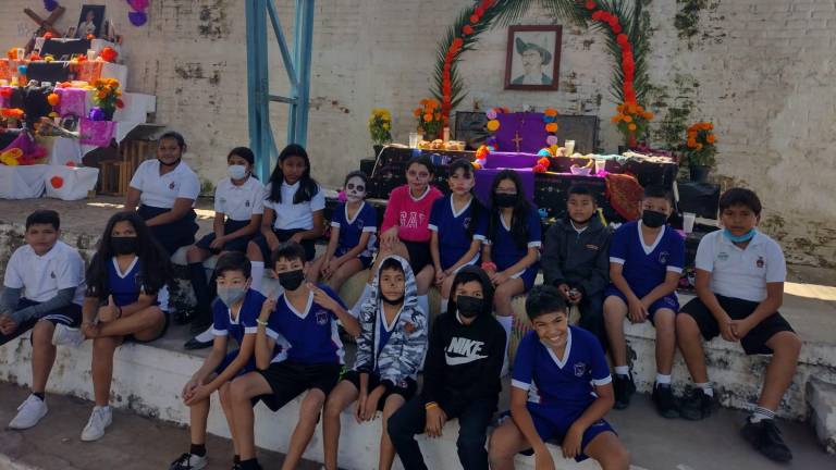Alumnos de la Primaria Jesús García honran a sus difuntos