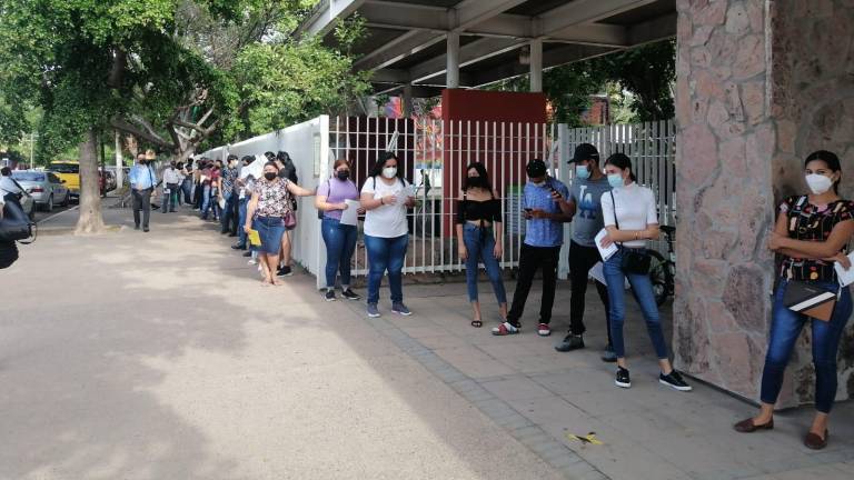 Fluye fila para vacunación de 18 años en adelante en el Centro Cívico de Culiacán