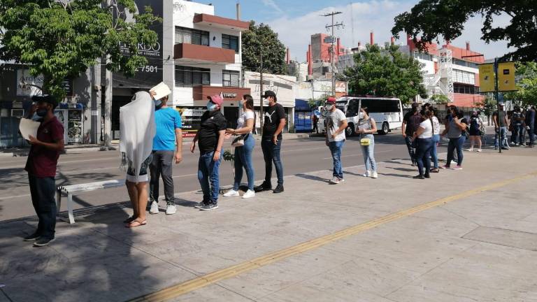 Filas de jóvenes rodean el polideportivo JSM en espera de ser vacunados contra Covid