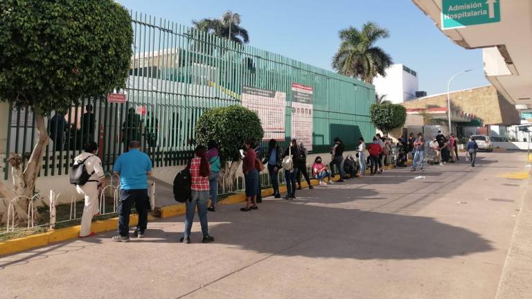 Interesados en hacerse la prueba Covid hacen larga fila en el IMSS Regional No. 1 en Culiacán.