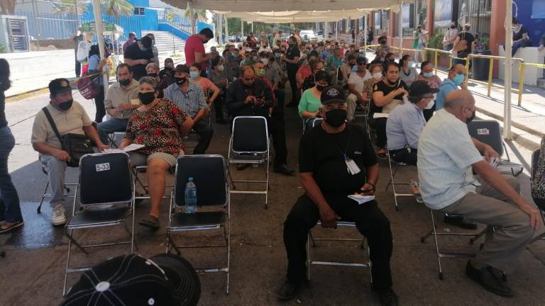 Reanudan campaña de vacunación en adultos mayores, en Culiacán