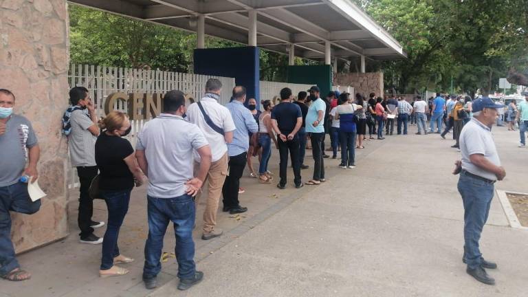 En Culiacán, hay largas filas en el Centro Cívico Constitución para vacunarse contra el Covid-19