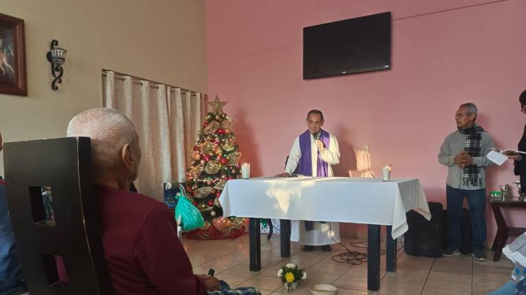 Celebran misa de Navidad en asilo de ancianos de Escuinapa
