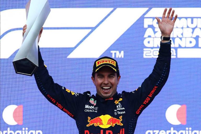 ‘Checo’ Pérez lleva a Red Bull el trofeo ganado en Azerbaiyán y advierte que ‘va por más’