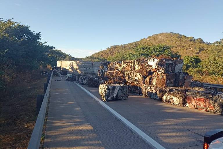 Vuelca tráiler cargado de chatarra y obstruye la autopista a la altura de Rosario