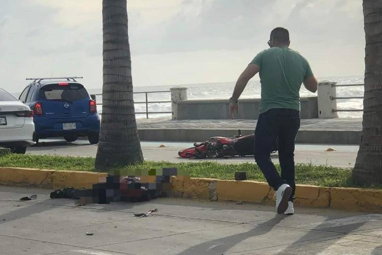 Choca motociclista contra palmera y sufre lesiones de gravedad en Mazatlán