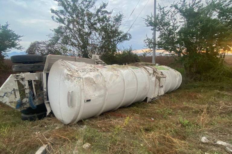 Se vuelca pipa en la Maxipista y cierran tramo carretero