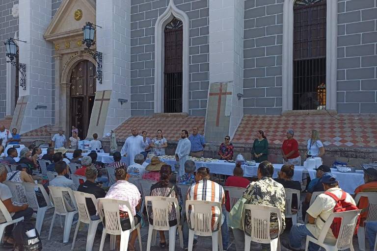 Celebra comedor comunitario en Catedral de Mazatlán su aniversario con un banquete para los más necesitados
