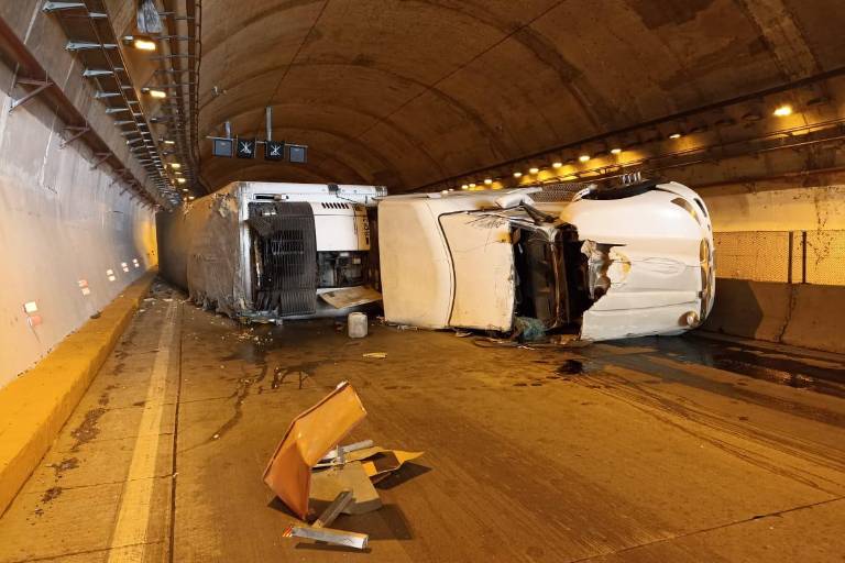 Vuelca tráiler dentro de un túnel en la carretera Mazatlán-Durango; el conductor resulta ileso