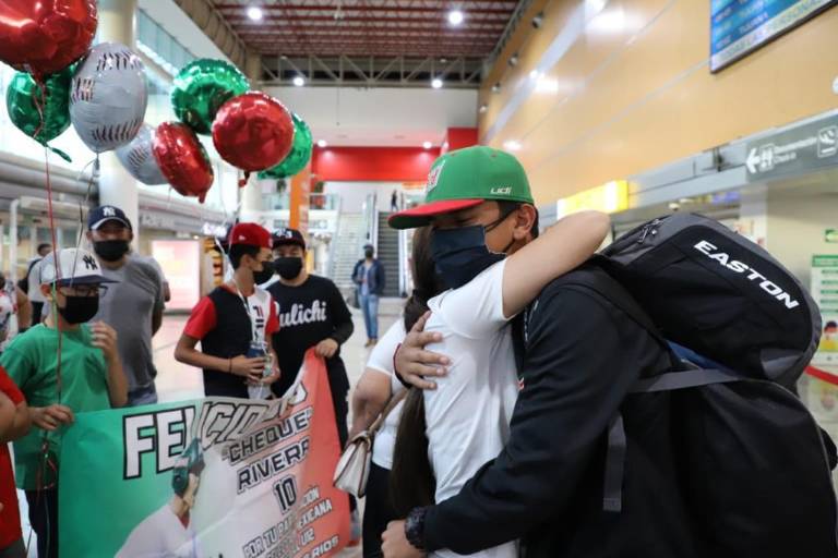 Emotivo recibimiento tiene en Culiacán el mundialista Ezequiel Rivera