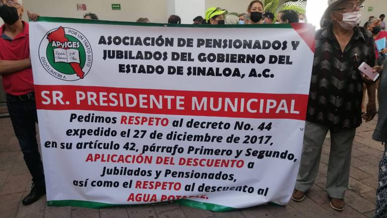 El pasado martes 16 de noviembre, miembros de la Asociación de Pensionados y Jubilados del Gobierno del Estado de Sinaloa se manifestaron en el patio principal del Ayuntamiento de Culiacán.