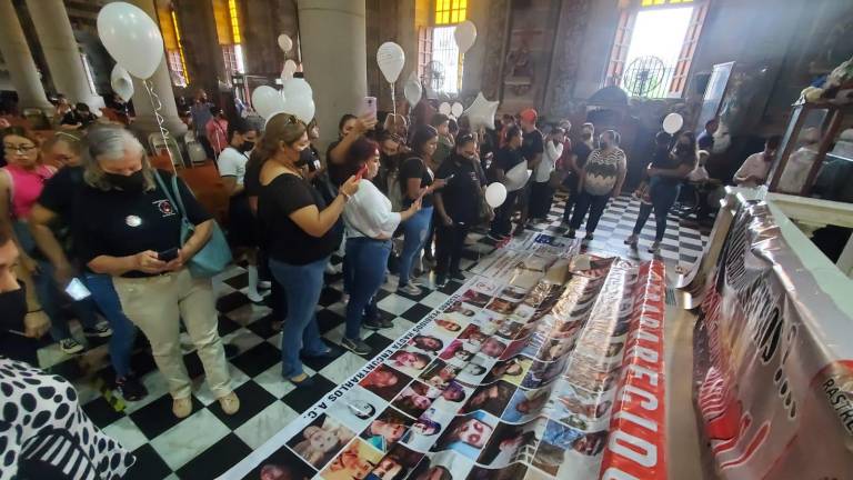 Madres de desaparecidos en misa.