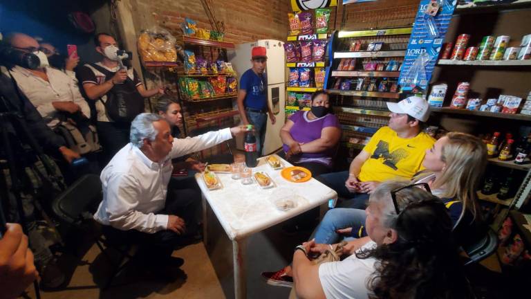 Mario Zamora Gastélum, candidato a Gobernador por la alianza Va por Sinaloa, pasa la noche en la casa de María Juana López Robles, en la Colonia Bicentenario de Culiacán.