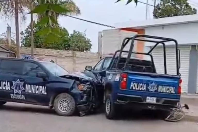 Adulto mayor resulta herido tras carambola con una camioneta y patrullas en Escuinapa