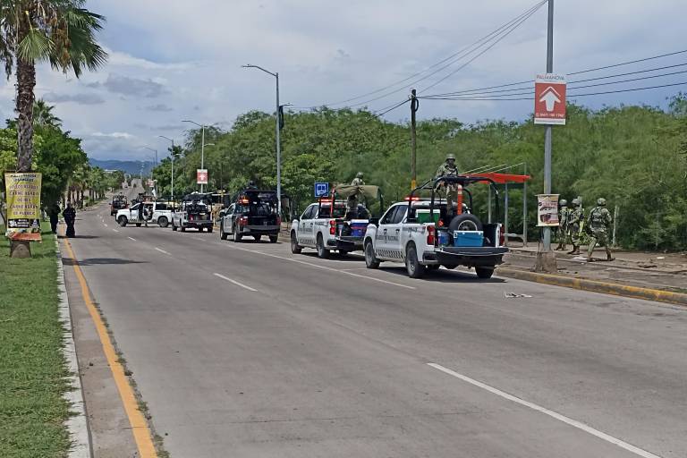 Patrulla del Ejército choca con dos autos durante persecución en Culiacán