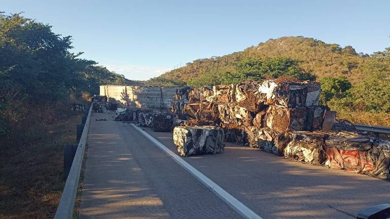 Un tráiler que transportaba chatarra se volcó sobre la autopista a la altura de Rosario.