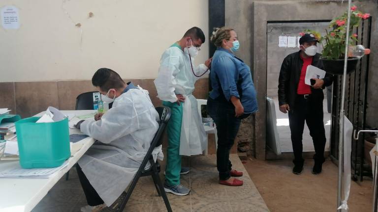 Los médicos, enfermeros, prestadores se servicio social y voluntarios no han cesado, todos los días desde las 8 de mañana están listos para las largas jornadas de trabajo.
