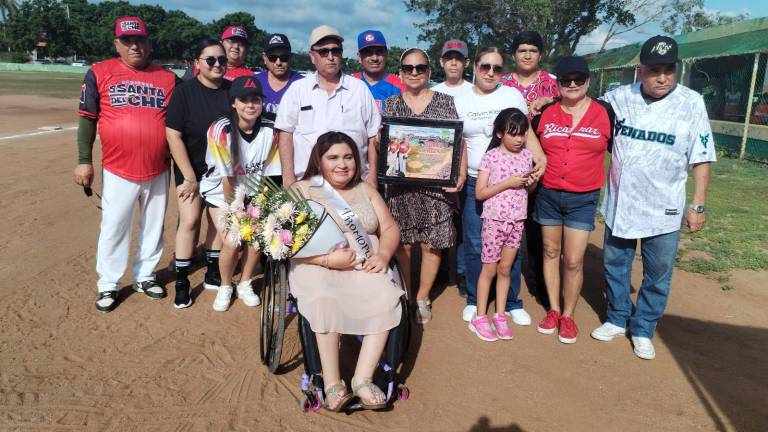 Familiares de Rosario Quevedo Ruiz muestran el reconocimiento póstumo del que fue objeto.