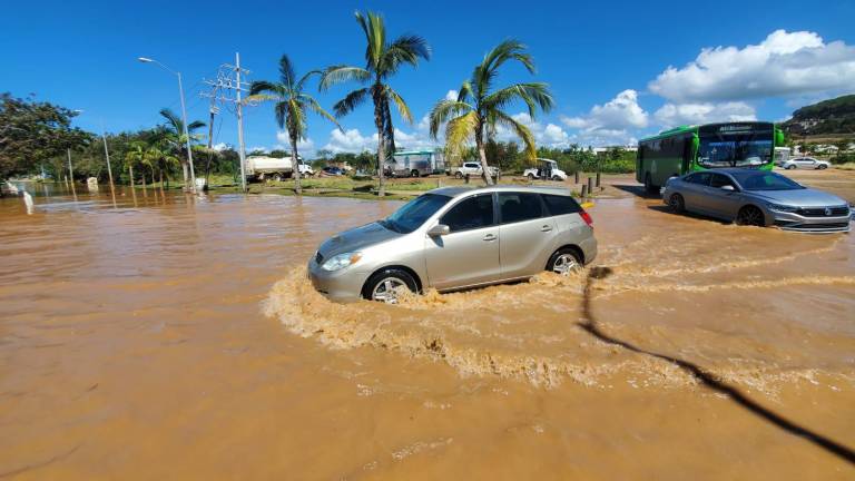 Inundada, la Avenida Sábalo Cerritos en Mazatlán