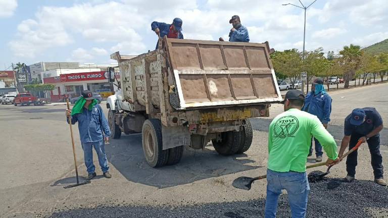Trabajos de bacheo de parte del Gobierno de Ahome en vialidades afectadas por las lluvias.