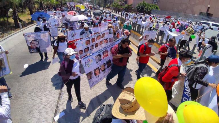 Sedena espía a familiares de los 43 normalistas de Ayotzinapa