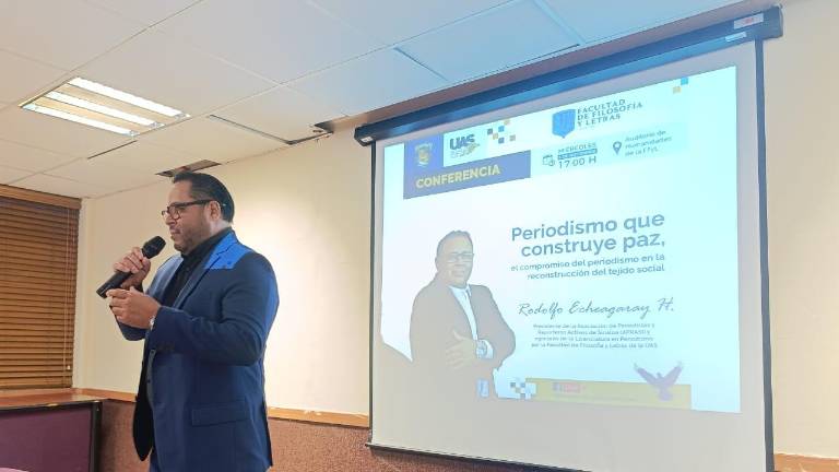 El periodista Rodolfo Echeagaray imparte charla sobre el ejercicio periodístico y la paz.