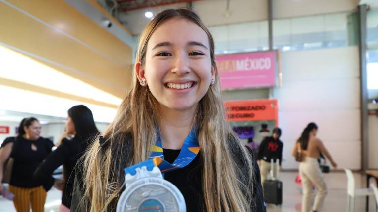 Elsa Suisei Koyama Tamayo muestra su medalla de plata lograda en los Parapanamericanos 2023.