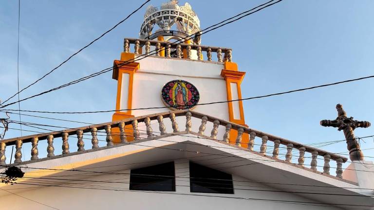La Parroquia “La Guadalupana” de la Colonia Sánchez Celis, luce la nueva cúpula con la impresionante corona iluminada.