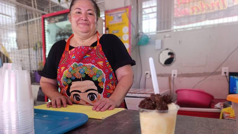 Araceli Donaji Rojo Zambrano atiende su puesto de nieve de garrafa en el mercado Miguel Hidalgo de Escuinapa, donde conserva una tradición familiar.