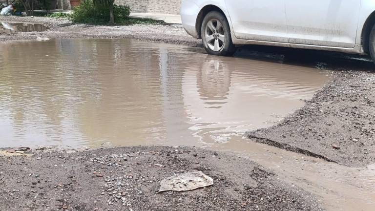 Debido a que se hace un espejo de agua, son los vecinos son quienes deben intentar abrir espacios para que el agua corra hacia una calle aledaña.