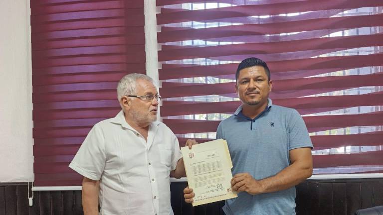 El Alcalde de Escuinapa Víctor Manuel Díaz Simental formaliza la designación de Julián Isidro Astorga García como gerente de Jumapae.