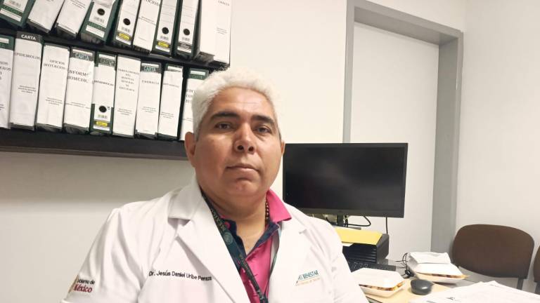 Jesús Daniel Uribe Peraza, director del Hospital IMSS Bienestar de Escuinapa, habla de los trabajos para la unidad de hemodiálisis.