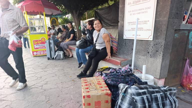 Los vecinos que van a Teacapán principalmente señalan que tienen desde las 15:15 horas en espera de un vehículo.