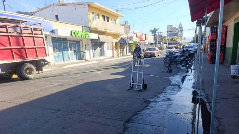 En el Centro de Escuinapa vecinos tuvieron problemas con las fugas de aguas negras.