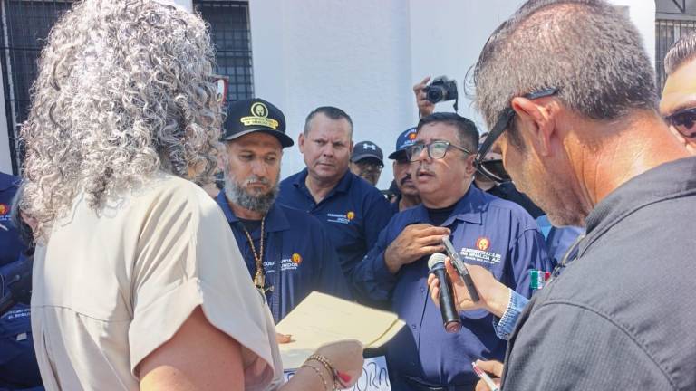 La Gobernadora de Sinaloa Graciela Domínguez Nava dialoga con policías jubilados del colectivo Guerreros Unidos.