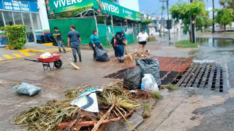 Personal de Servicios Públicos y Obras Públicas realizan labores de retiro de basura, tierra y otros materiales que pudieran dificultar el flujo del agua.