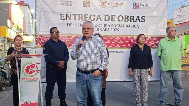Autoridades y vecinos colocaron una placa como parte de la inauguración en la calle independencia.