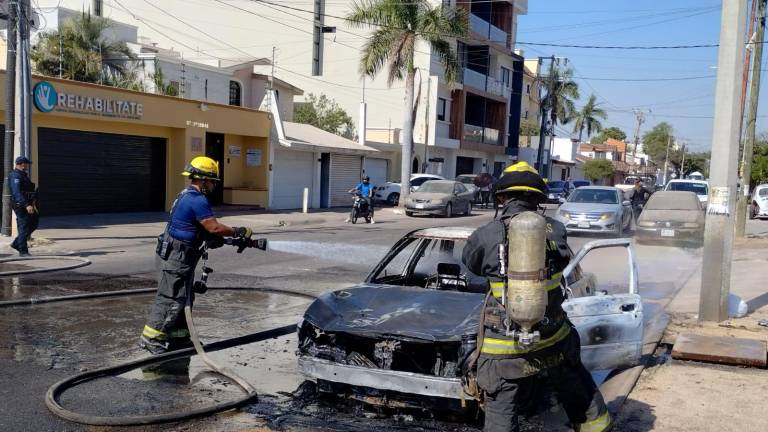 Elementos del Cuerpo de Bomberos Culiacán acudieron al sitio a sofocar las llamas que consumían el vehículo.